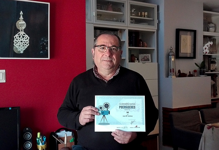 El Autor Con El Diploma Concedido Como Finalista Del Certamen Valenciano.