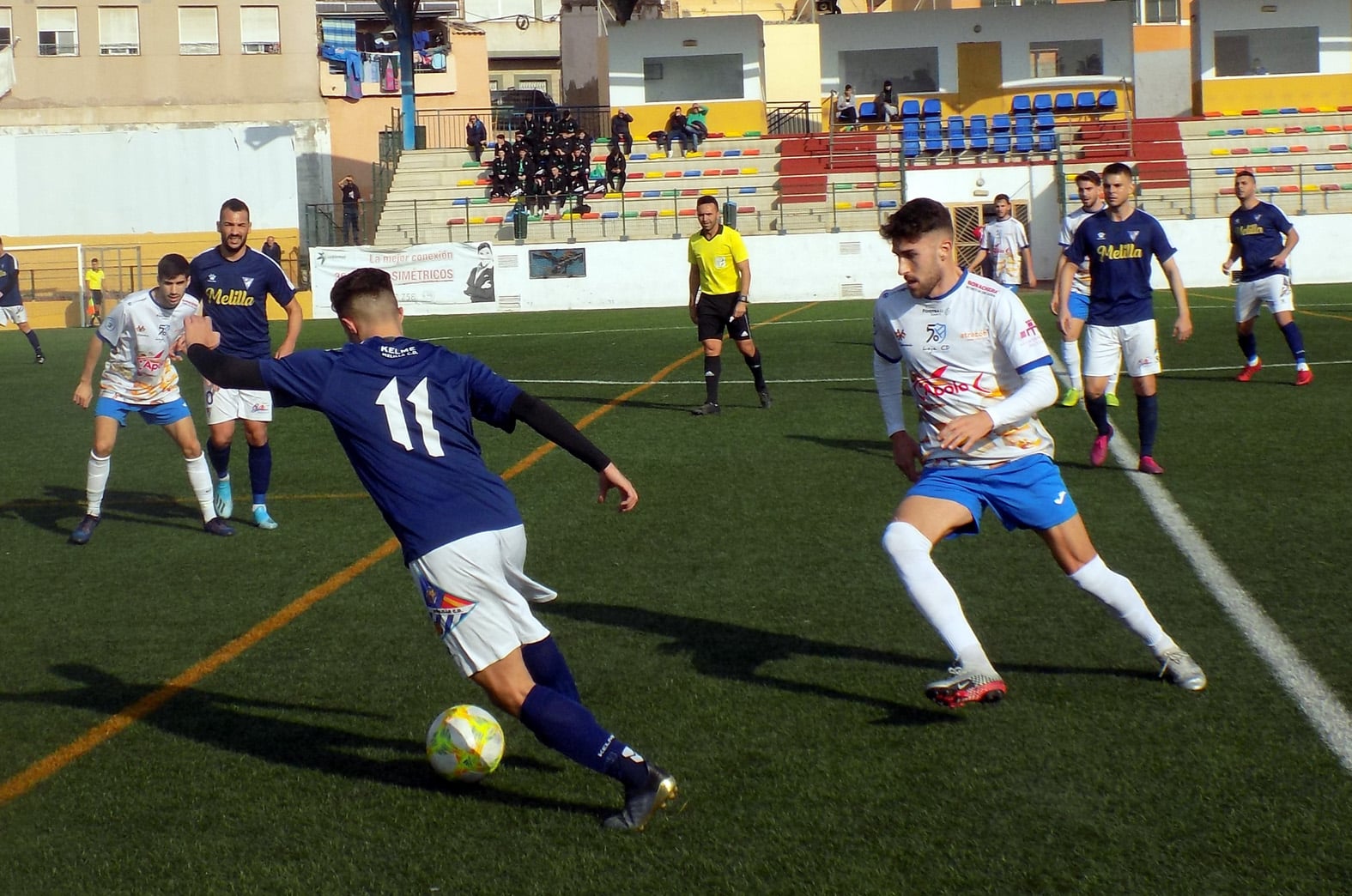 El Melillense Braim Avanza Con El Balón Ante Dani Salvatierra. Foto: F. Fuertes / El Faro