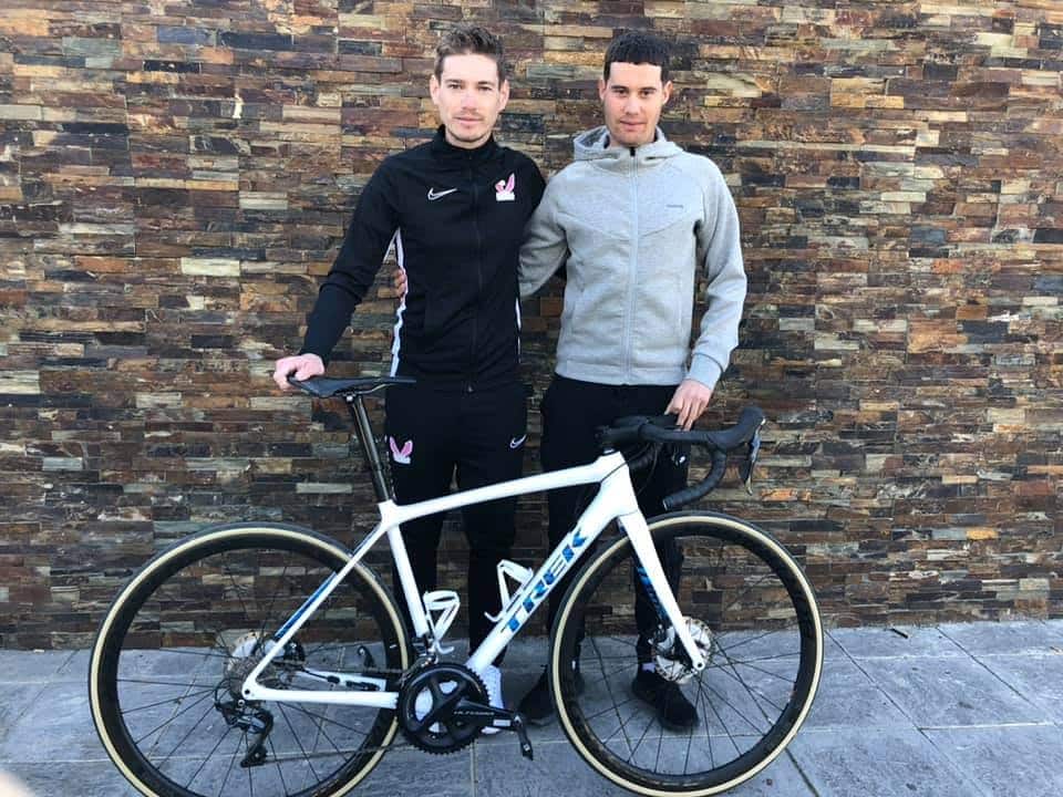 El Ciclista Lojeño Junto A Uno De Los Directores De Su Nuevo Equipo