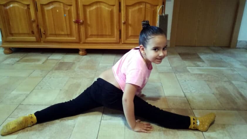 Una Niña De Medina Lauxa Realizando Actividad Desde Casa. Foto: Medina Lauxa.