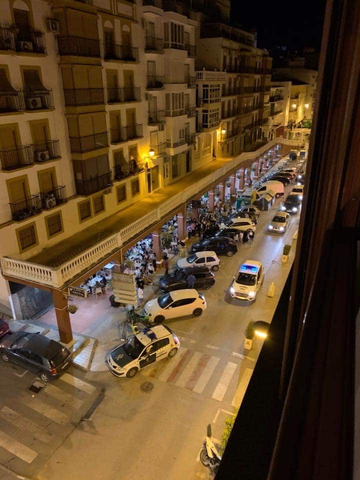 Aglomeración De Personas En Una Terraza De La Avenida De Los Ángeles