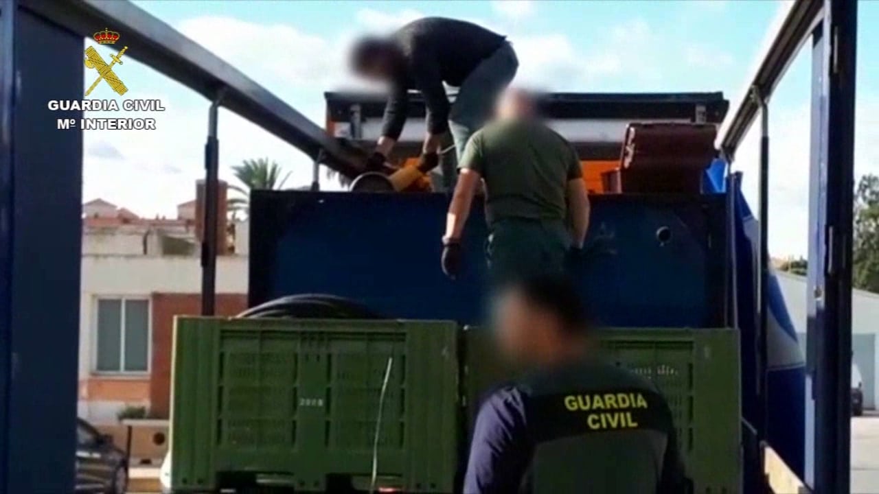 Momento De La Detención De Un Camión Con Marihuana Envasada Al Vacio