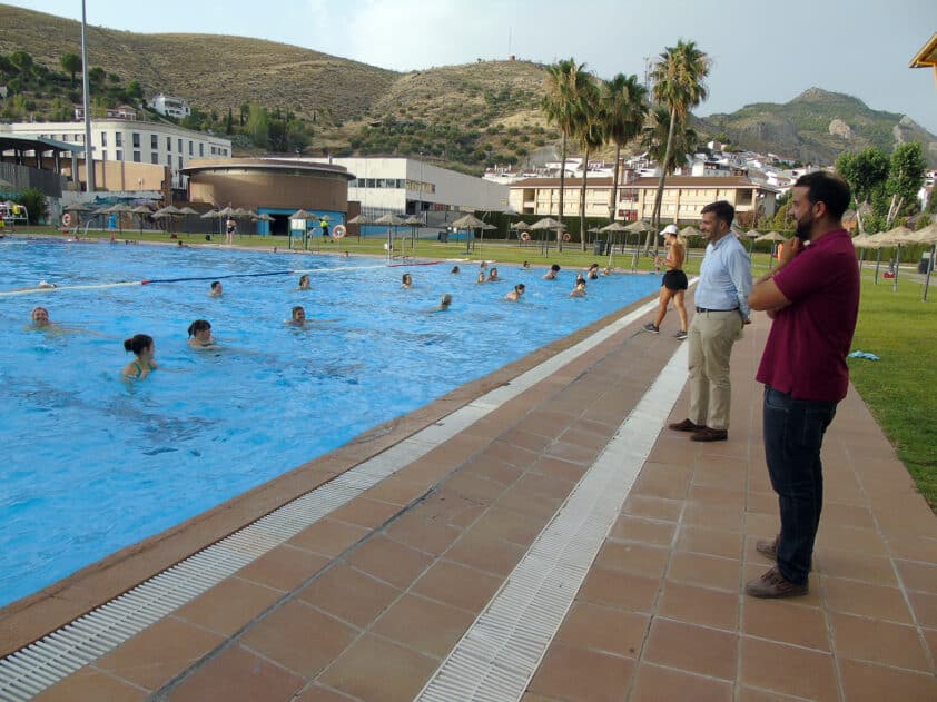 Alcalde Y Concejal De Deportes Observan La Actividad Del Aquaeróbic. Foto: Carlos Molin