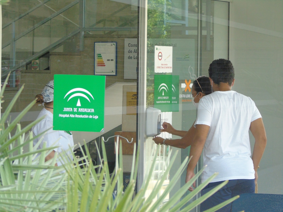 Entrada De Ciudadanos Al Centro De Salud De Loja