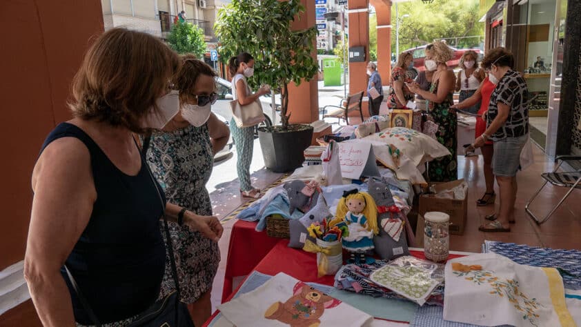 Numerosos Artículos Se Pusieron A La Venta En El Mercadillo. Foto: Miraquetediga.es