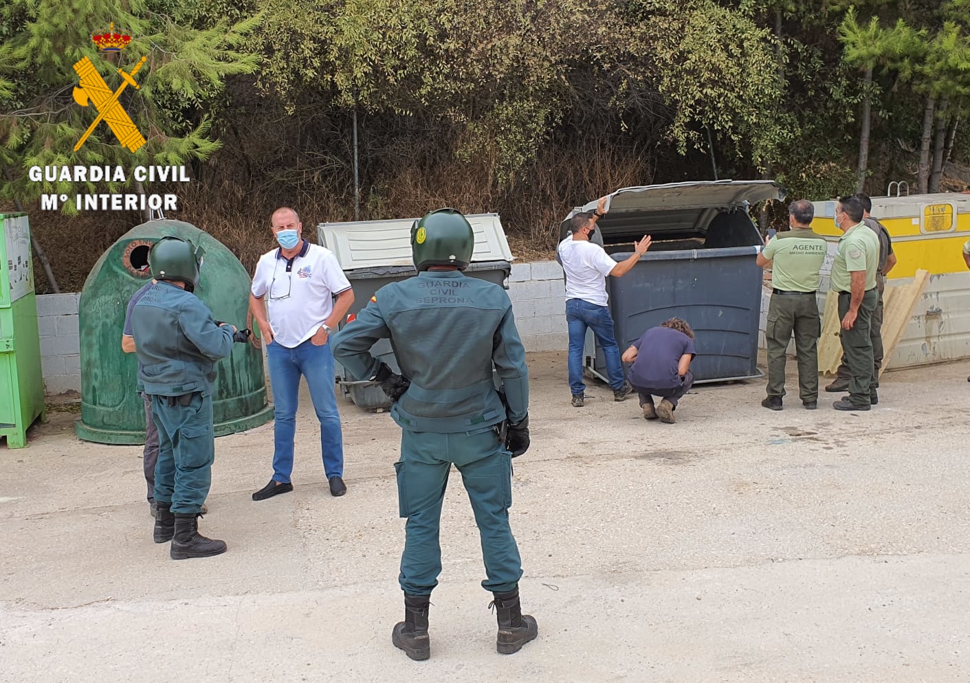 Momento Del Encuentro Del Cadáver Del Ave En Un Contenedor