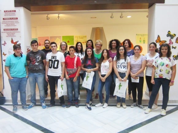 Foto Del Grupo De Ganadores Con Representantes De La Aecc De Loja Y Del Área De Juventud