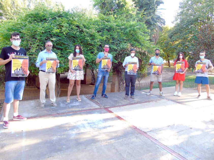 Representantes De Los Grupos Lojeños Con El Alcalde Y Los Concejales De Cultura Y Juventud. C. M.