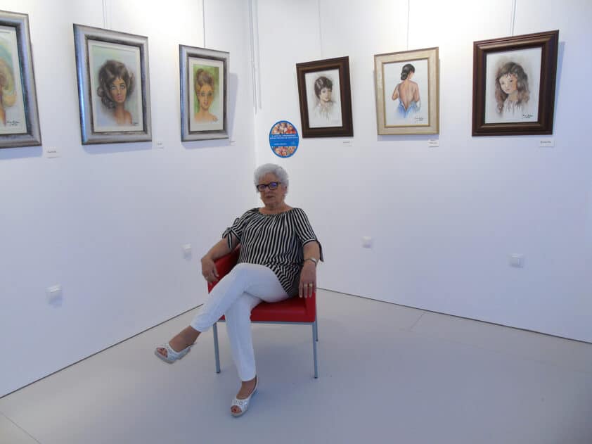 Anita Ávila Junto A La Nueva Exposición Que Ha Abierto En Su Museo. Foto: Carlos Molina