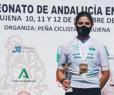 Celia Martín Con El Trofeo De Campeona De Andalucía Sub 23