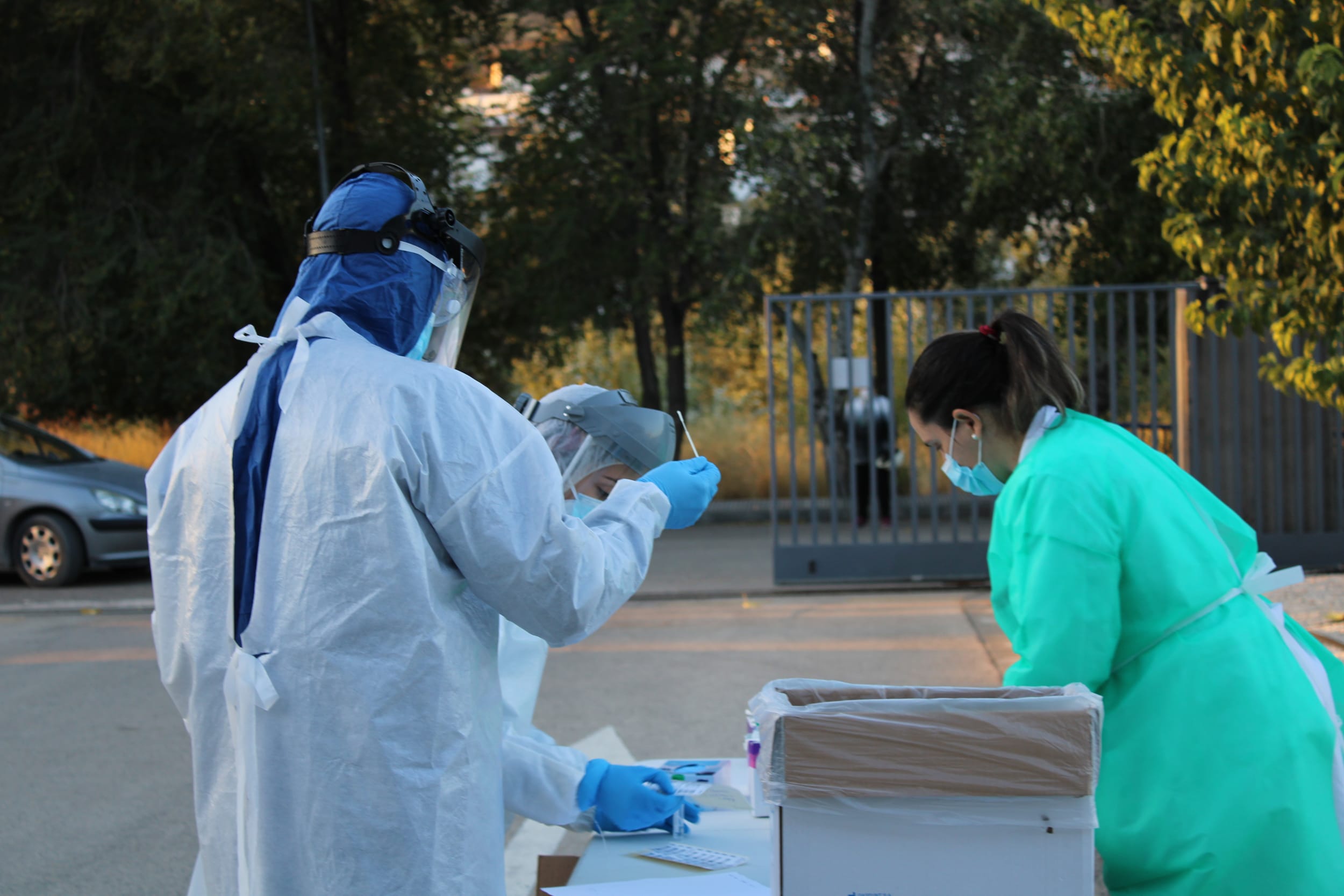 Enfermeros Se Preparan Para Recoger Las Muestras En El Autocovid De Loja