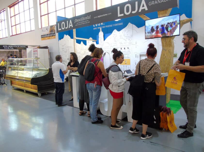 Visitantes Al Stand De Loja En La Edición De La Feria De Los Pueblos Del Pasado Año.