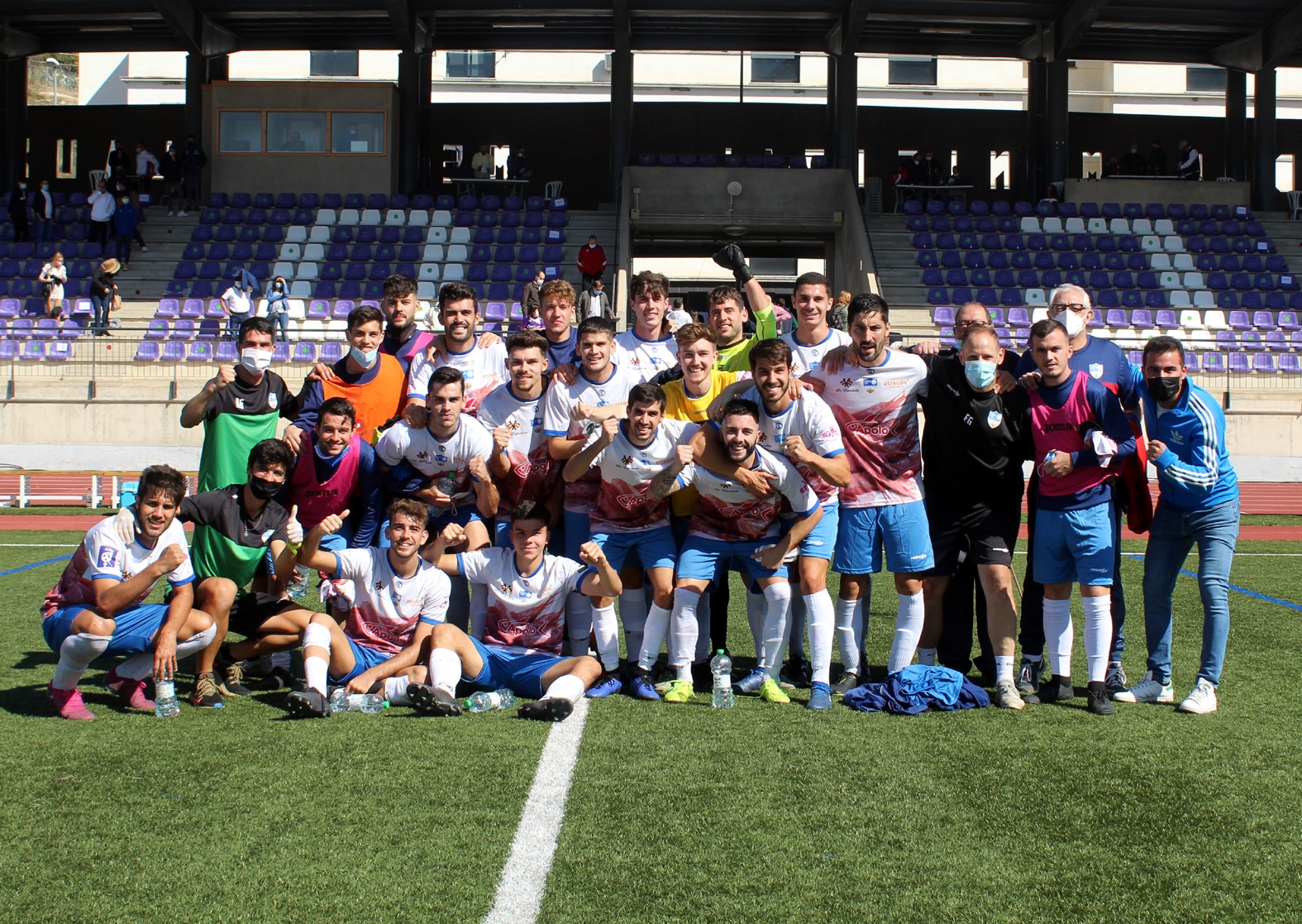 Jugadores, Cuerpo Técnico E Integrantes Del Loja, Celebran La Victoria Ante El Jaén. Foto: M. JÁimez