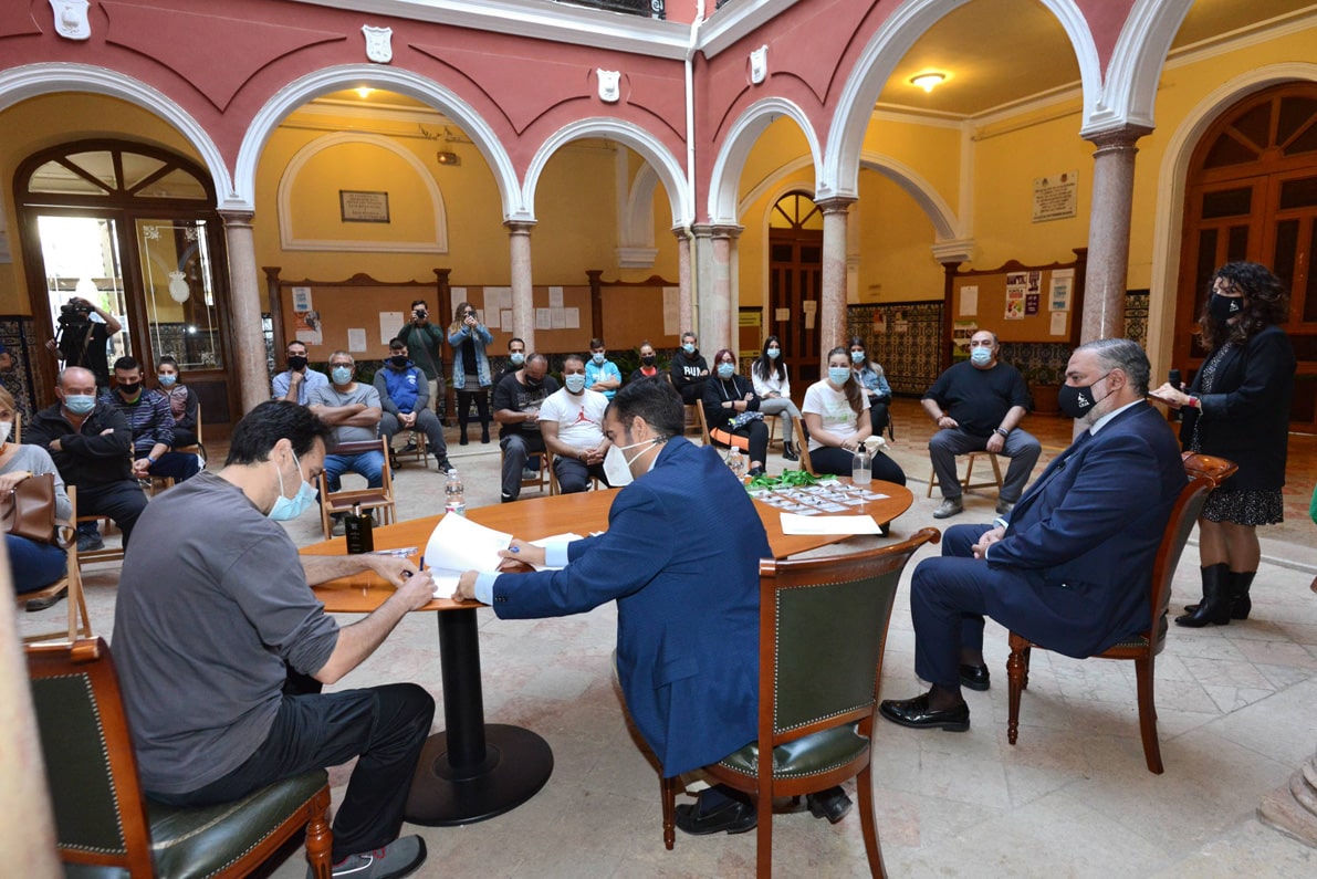 Uno De Los 23 Contratos Que Se Firmaron En El Ayuntamiento. Foto: El Corto