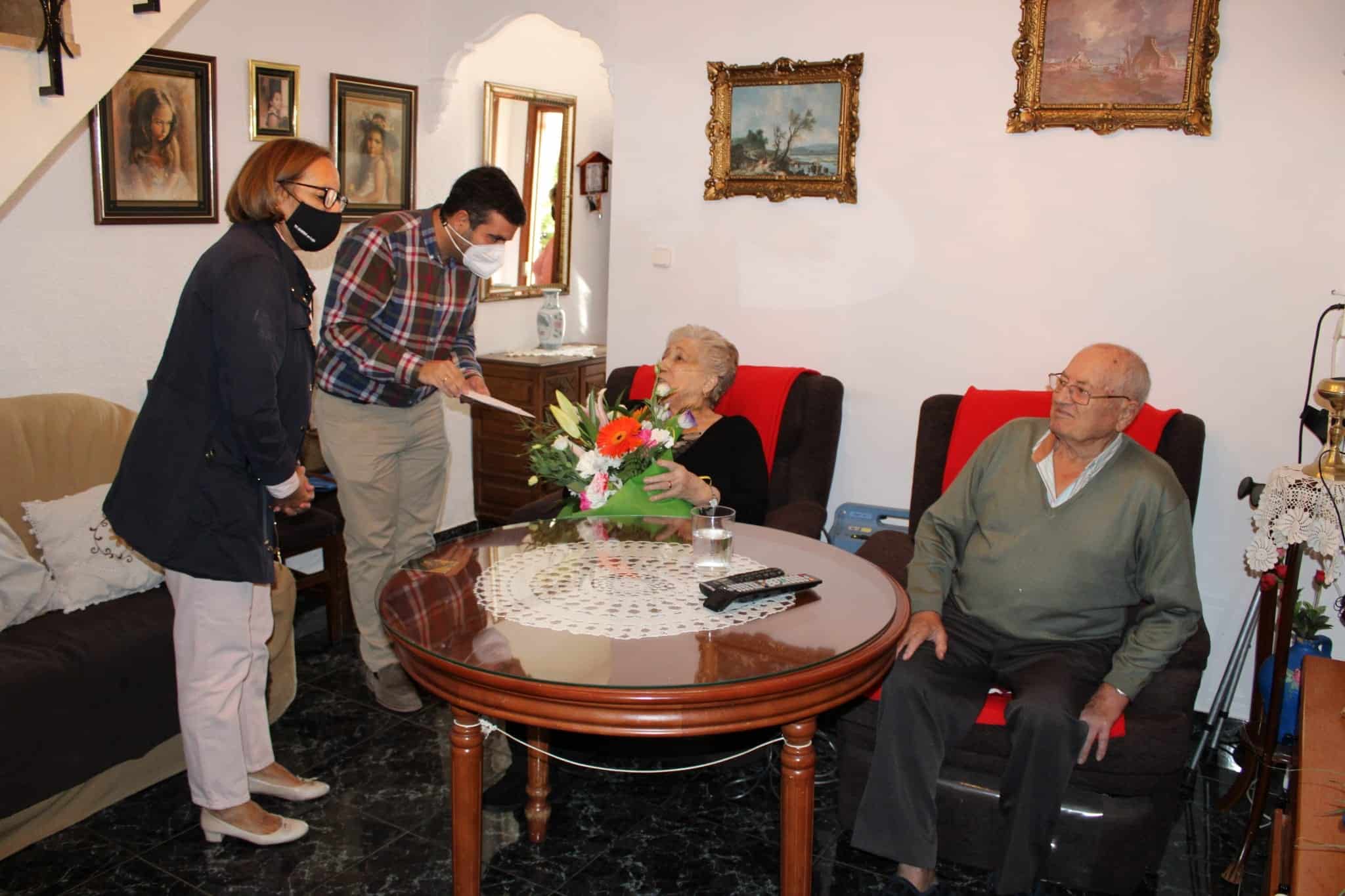 El Alcalde Y La Concejala Le Hacen Entrega De Un Ramo De Flores A Elena. Foto: Calma