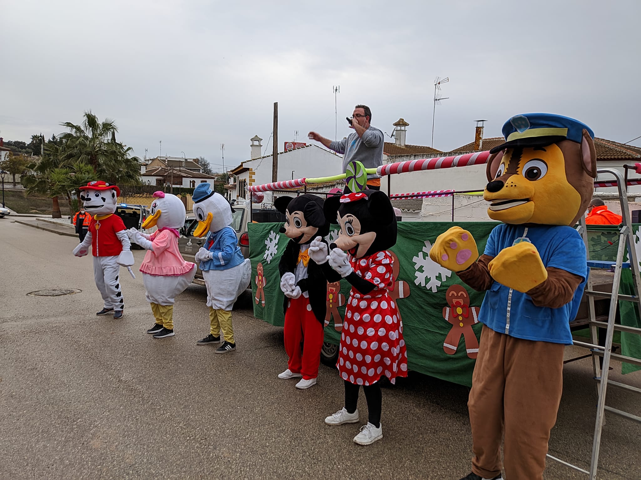 Amigos De La Guarde Durante La 'party Móvil' Que Han Llevado A Cabo Estos Días