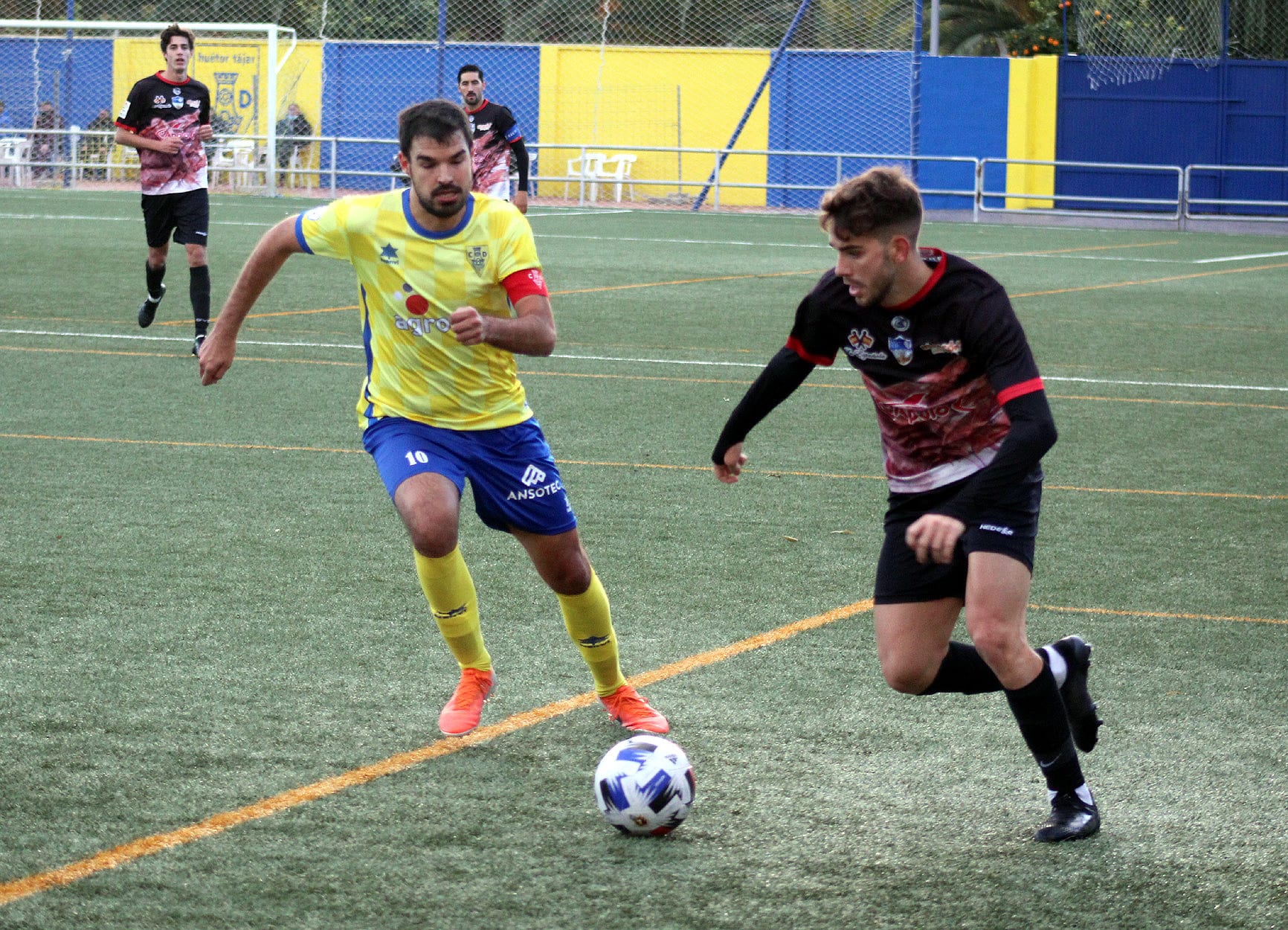 Paco Ariza Avanza Con El Balón Perseguido Por Manu Daza. Foto: Miguel JÁimez.