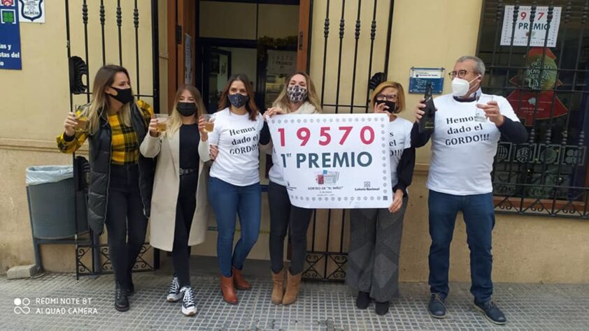 Propietaria Y Trabajadores De La Administración Número 1 En Loja. Foto: C. M.