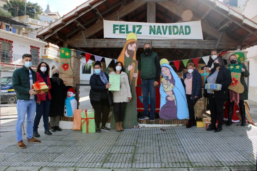 Vecinos De La Alfaguara Que Han Adornado El Barrio. Foto: C. Molina