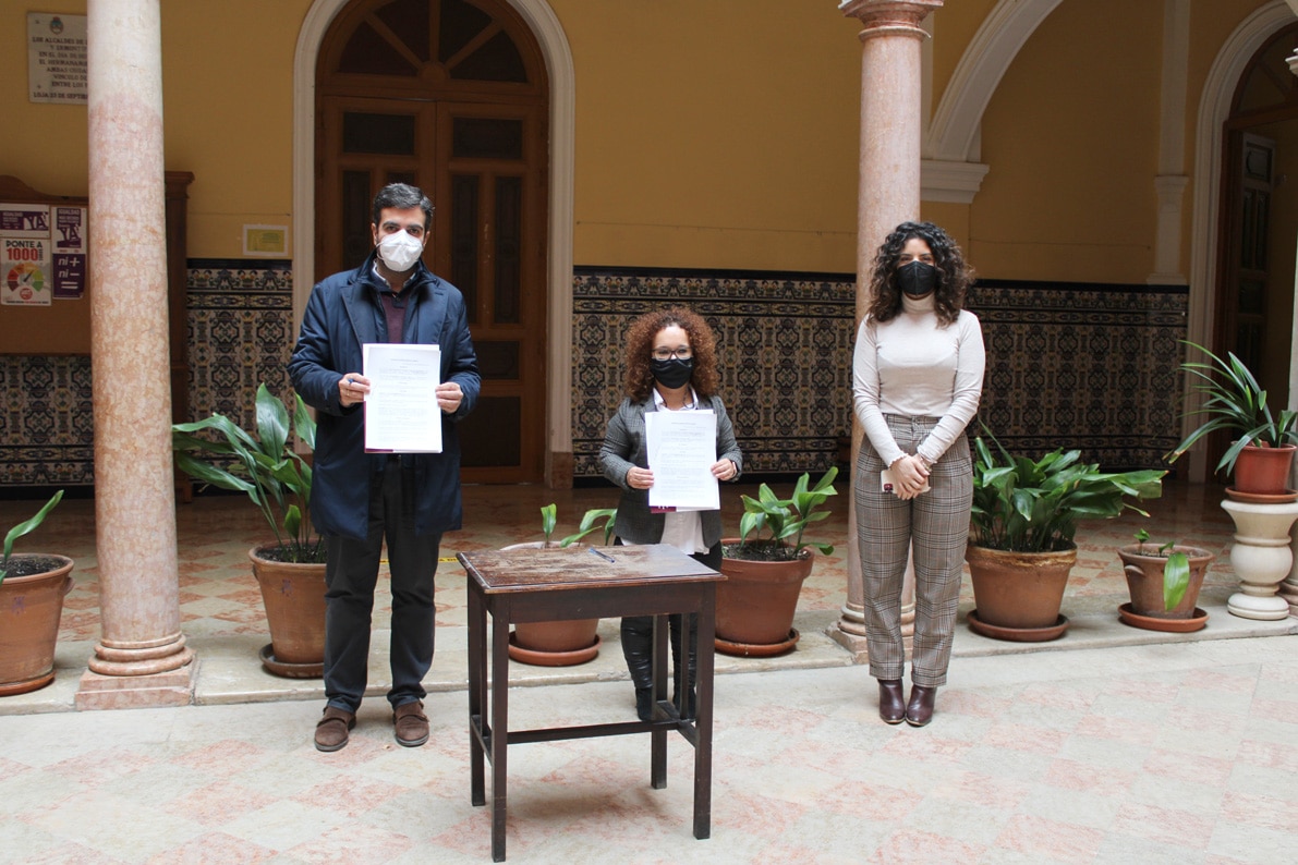 Camacho, Castillo Y Gallego, Tras La Firma Del Acuerdo De Cesión De Uso. Foto: Calma