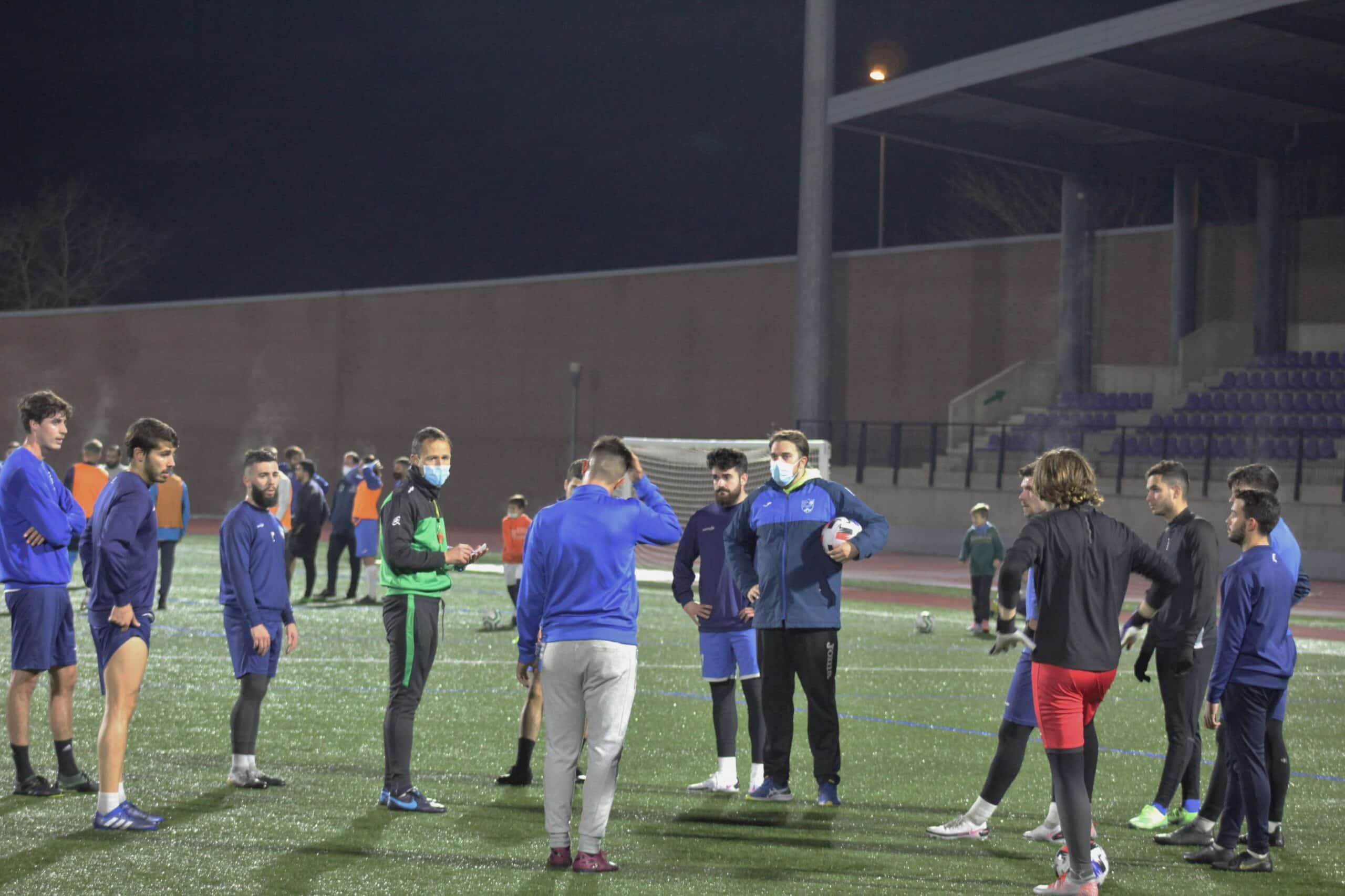 Vicente Ortiz Da Instrucciones A Sus Jugadores En Un Entrenamiento. Foto: Miguel JÁimez