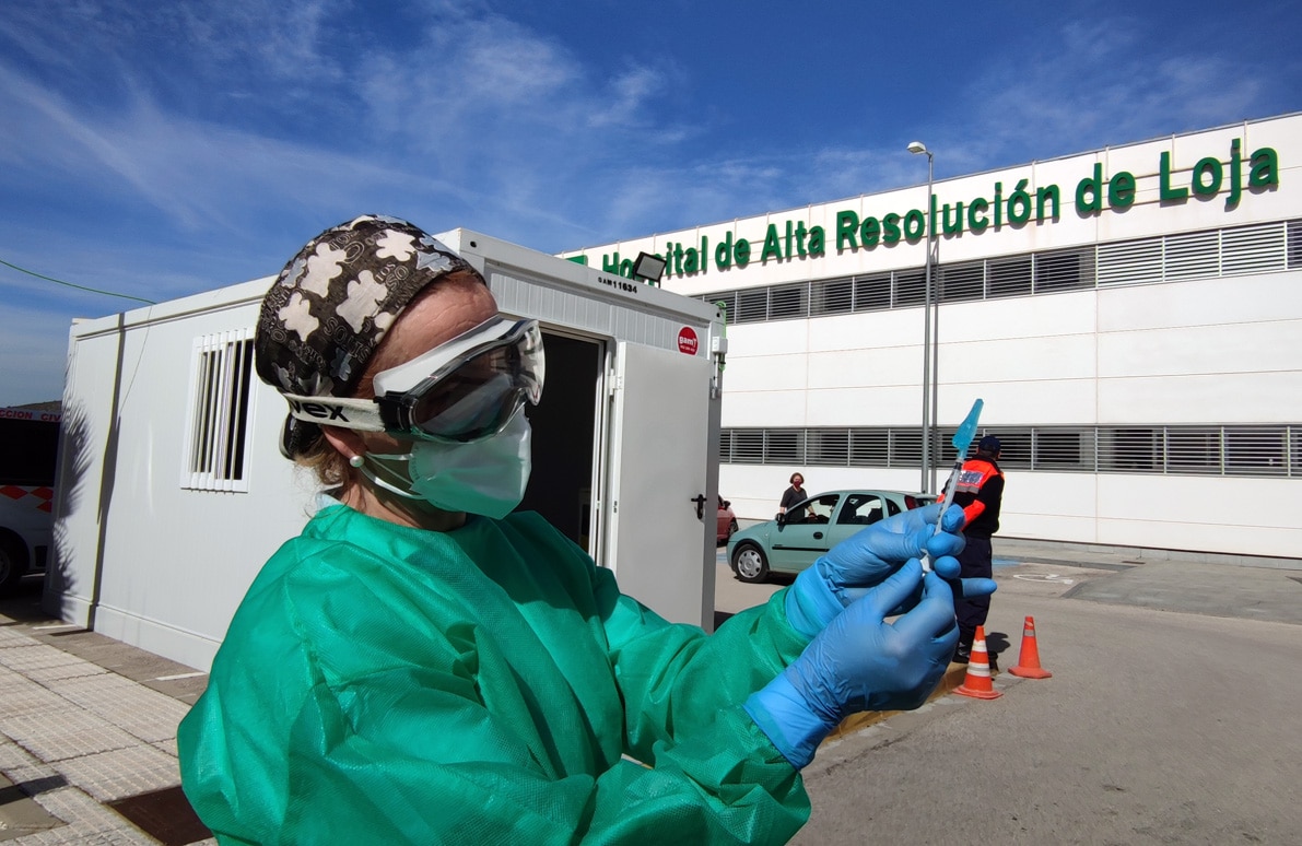 Una Sanitaria Prepara Una De Las Dosis Para Vacunar A Mayores De 80 Años. Foto: C. M.