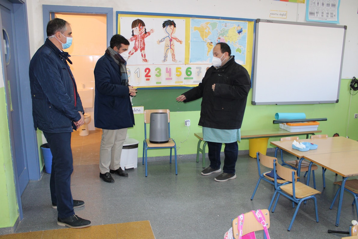 Gómez, Camacho Y Valenzuela, En El Aula Donde Se Ha Construido Un Aseo. Foto: A. M.