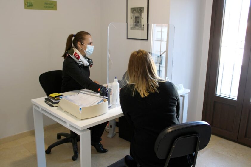 Una De Las Orientadoras Atiende A Una Usuario En La Búsqueda De Empleo. Foto: Calma