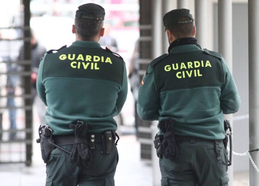 Un Hombre Intenta Agredir Con Un Hacha A Los Agentes De La Guardia Civil. Foto: Corto