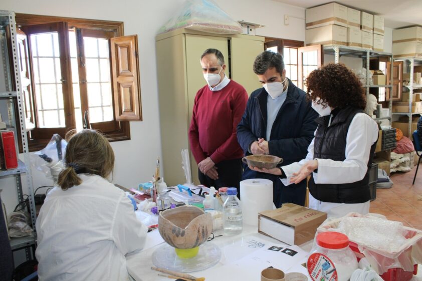 El Alcalde Y El Concejal Supervisan El Trabajo De Restauración En El Museo. Foto: Calma