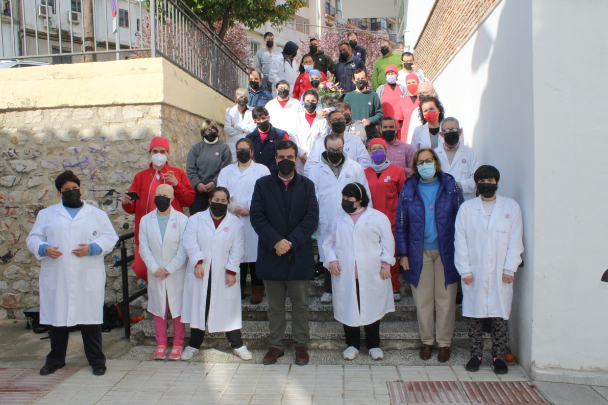 Usuarios Y Trabajadores Posan Junto Al Alcalde Y La Concejala. Foto: C. Molina