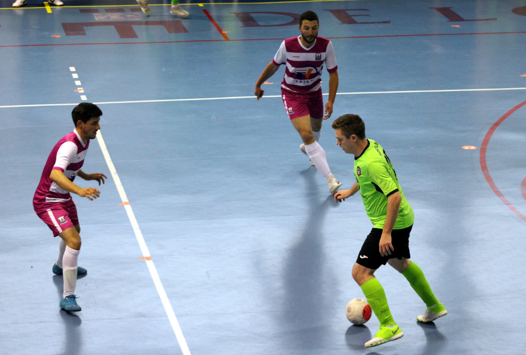 Adri Y Richi Tratan De Frenar A Un Jugador De Kisco Luis Marín. Foto: Paco Castillo.