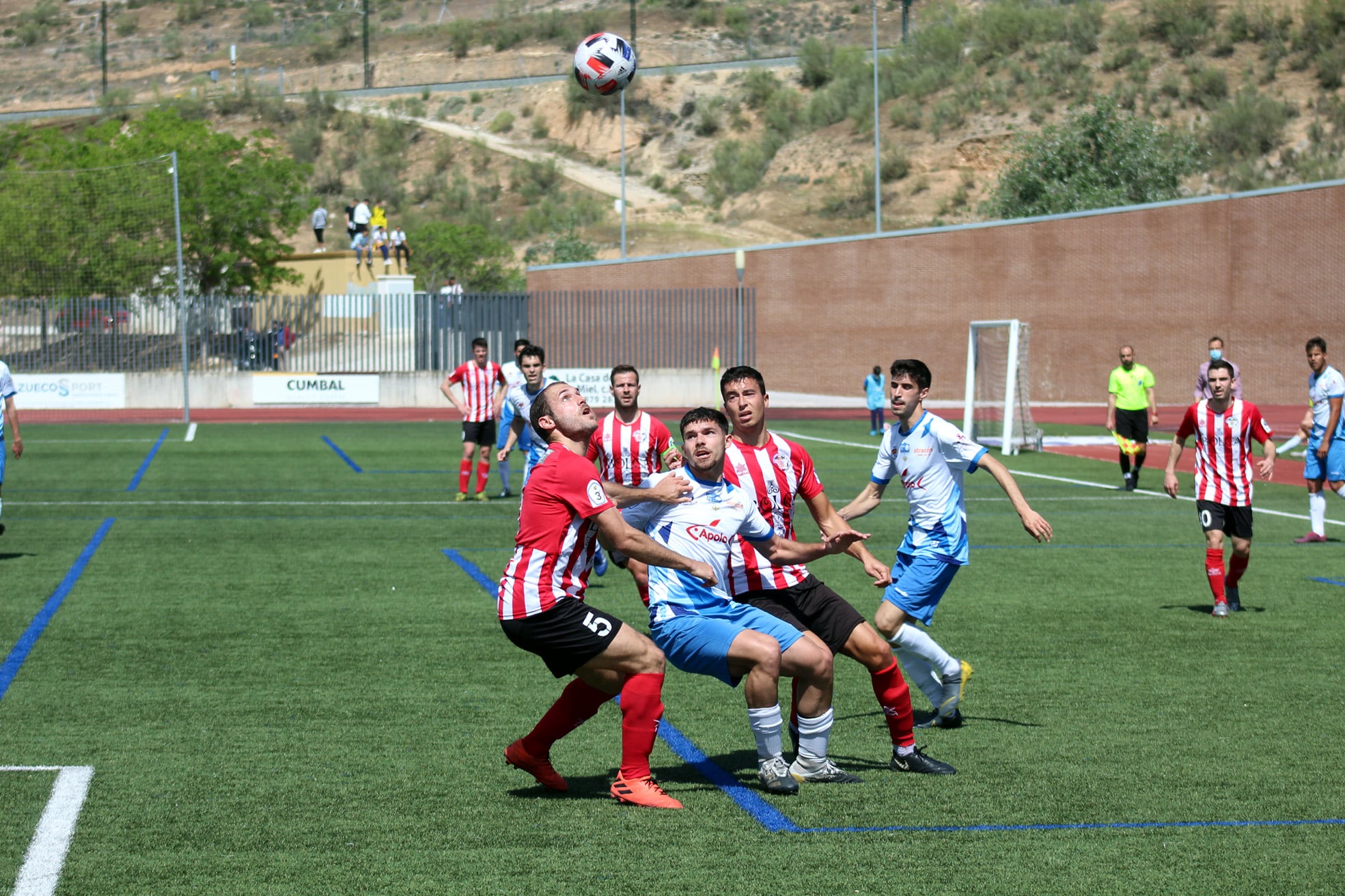 Naranjo Disputa El Balón Con Un Jugador Del Porcuna En El Partido Del Domingo. Foto: M.j.