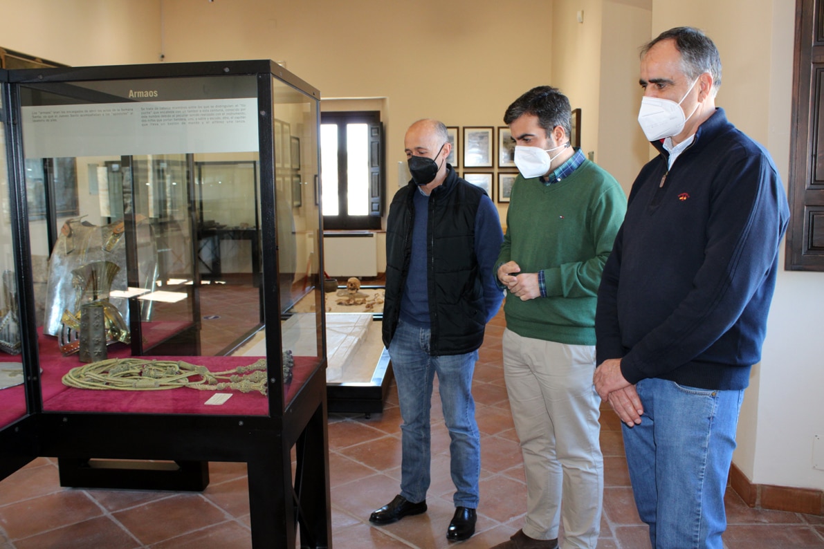 El Hermano Mayor, Junto Al Alcalde Y El Concejal, Observan Los Cordones. Foto: C. M.