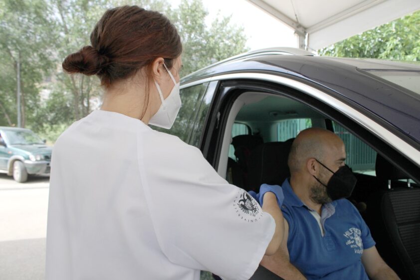 Una Sanitaria Vacuna A Un Lojeño En El Autocovid De Loja. Foto: C. Molina