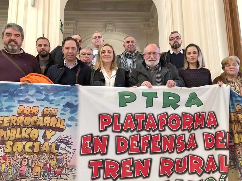 La Consejera, Junto A Juan Pérez, De La Plataforma Granada Por El Tren. Foto: Corto