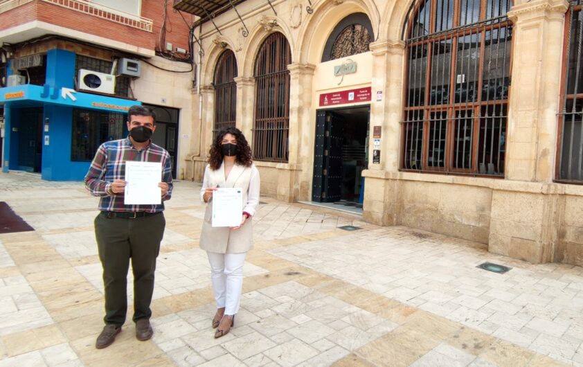 El Alcalde Y La Concejala, A Las Puertas Del Centro De Interpretación. Foto: C. Molina