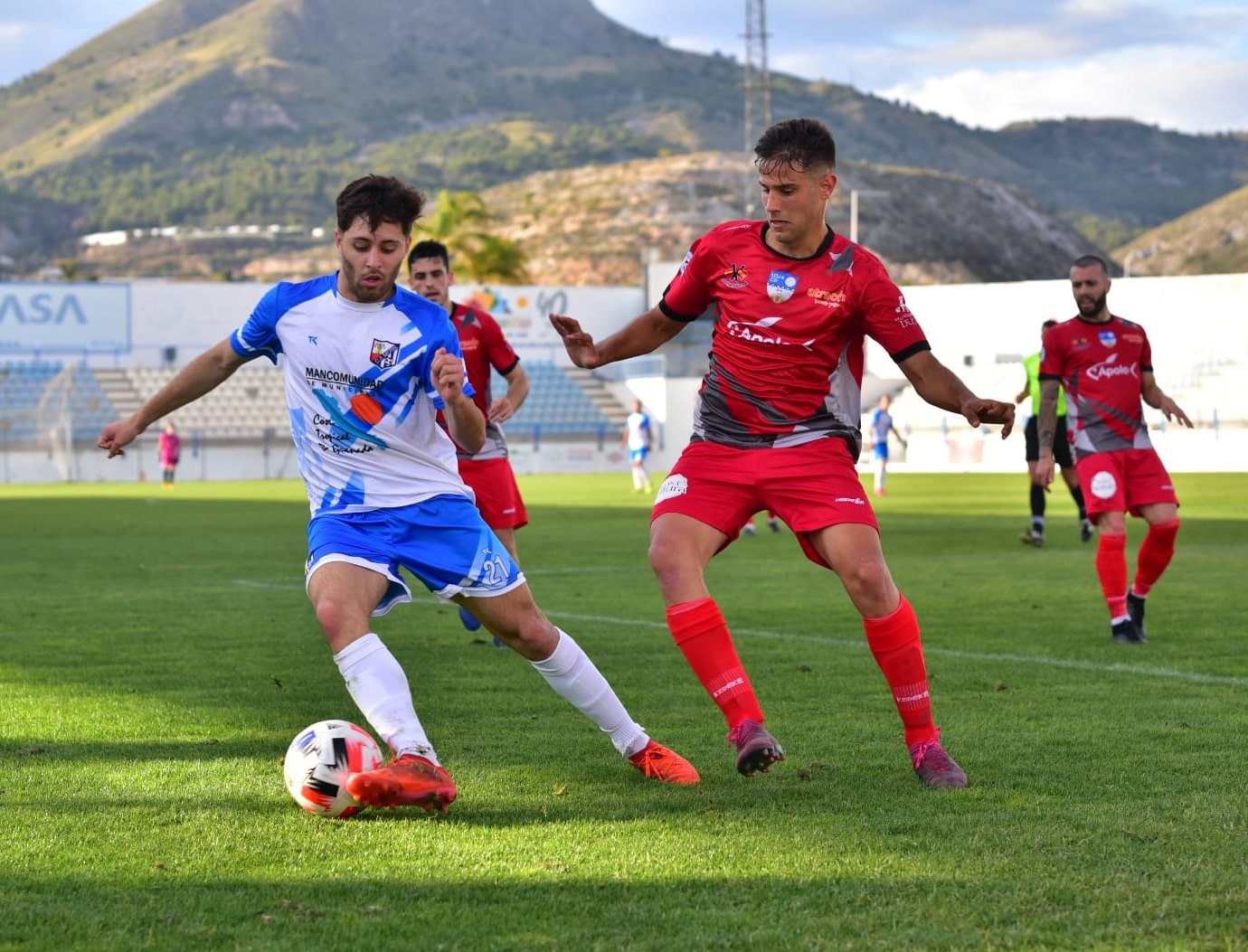 Álex Romero Pugna Por El Balón Con Un Jugador Del Motril En La Ida. Semanario Mucho Deporte