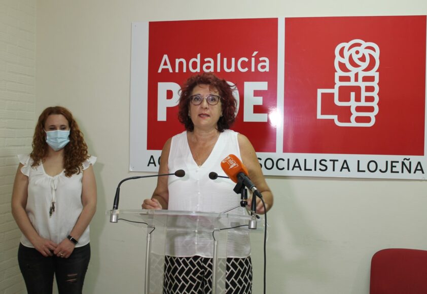 La Portavoz Socialista Mercedes González, Junto A La Edil Sara Piqueras. Foto: C. M.