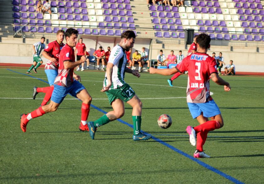 Una Acción Del Partido De Ayer Entre El Loja Y El Torremolinos.