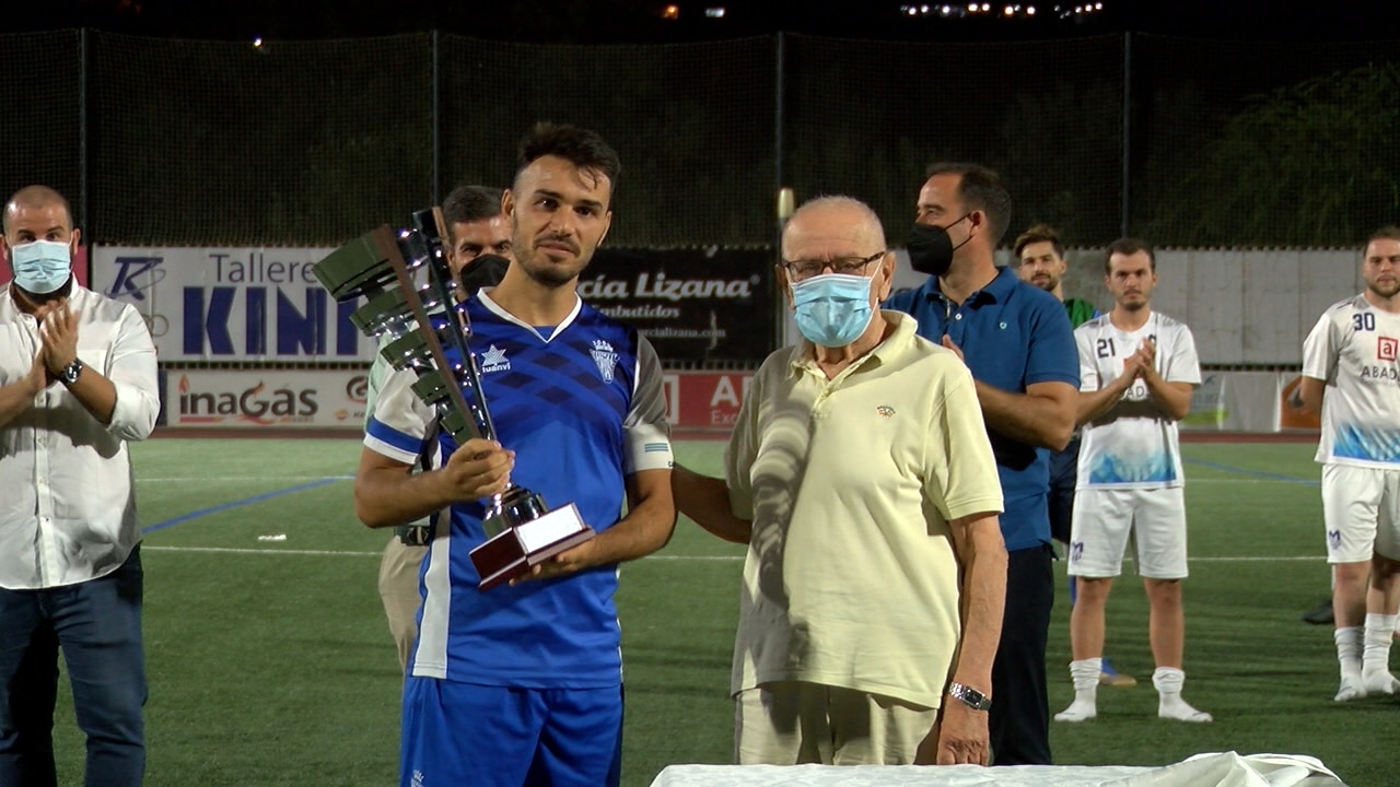 Luis Enrique Recibe La Copa De Manos De Antonio Alcaide