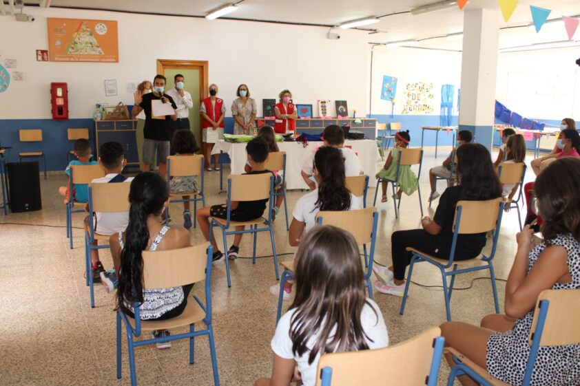 Autoridades, Voluntarios De Cruz Roja Y Los Menores En El Acto De Clausura De La Escuela De Verano