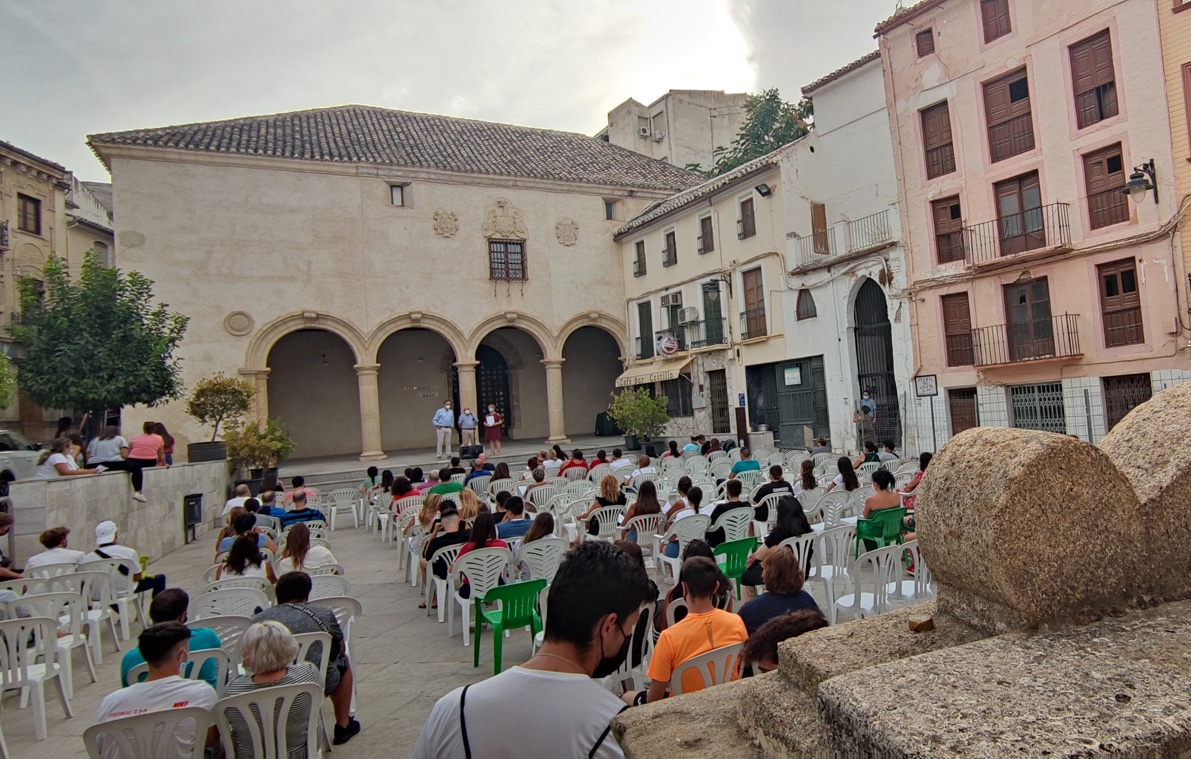 Un Instante De La Reunión Que Se Mantuvo Ayer En La Plaza Joaquín Costa. Foto: C. M.