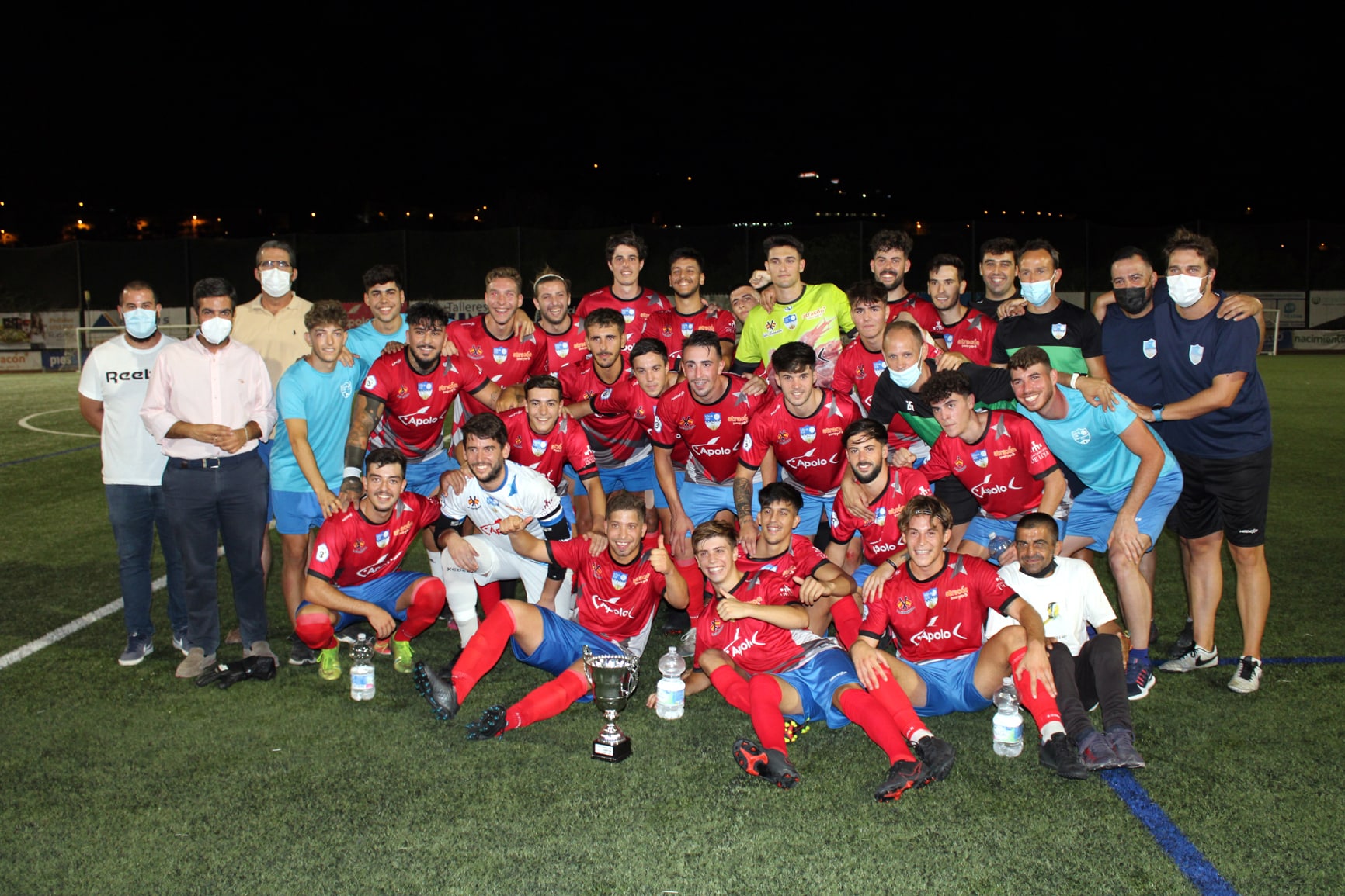 El Loja Cd Posa Con El Trofeo Junto Al Alcalde Y Concejal De Deportes. Foto: Paco Castillo.