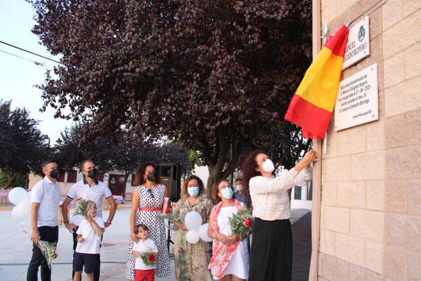 La Alcaldesa Pedánea De Cuesta La Palma Junto Con Familiares De Manuel Descubre La Placa De La Nueva