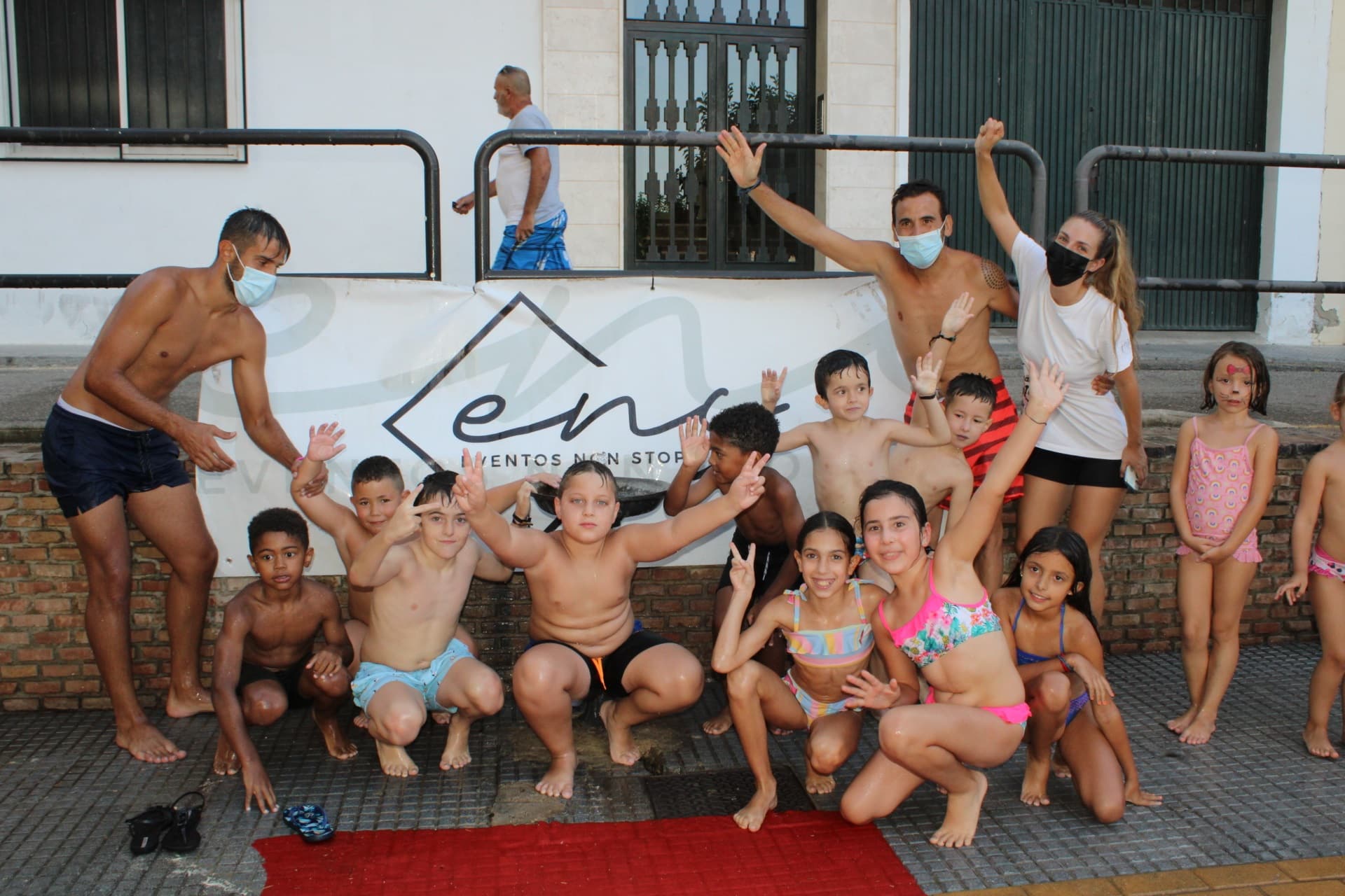 Algunos De Los Jóvenes Participantes Junto A Los Monitores En La última Fiesta Del Agua.