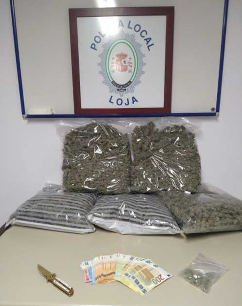 Marihuana Y Dinero En Metálico Incautado En La Acción Policial