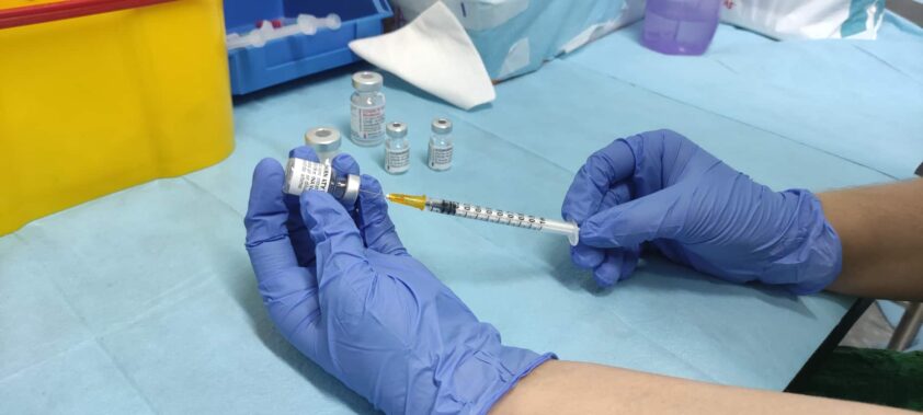 Toma De Dosis De Viales Durante La Vacunación Masiva De Loja