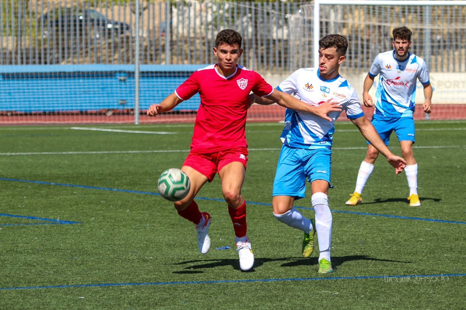 David Machado Pugna Por El Balón Con Un Jugador Del Cubillas. Foto: Encarni Quesada.