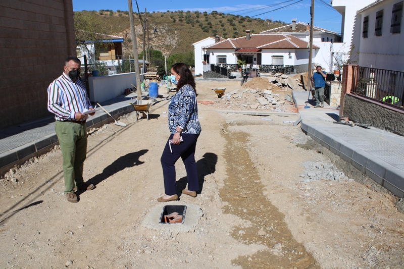 El Concejal De Obras Junto Con La Alcaldesa Pedánea Visitan Las Obras En Fuente Camacho